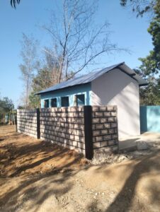 Latrine met ramp om het gebouw te verstevigen